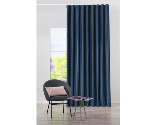 Interior decorativ cu draperie, scaun și măsuță laterală