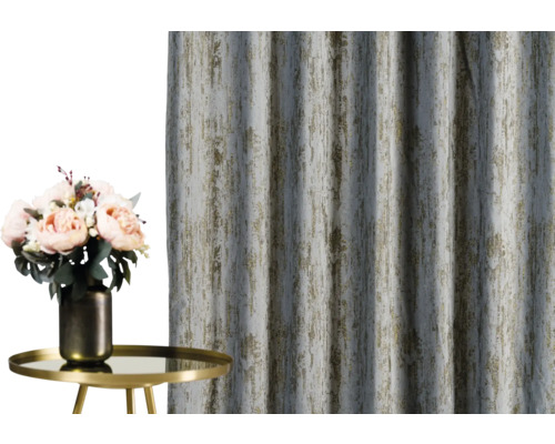 Material decorativ cu model și vază cu flori pe masă