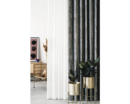 Atmosferă decorativă de locuit cu perdele și plante de interior în ghivece aurii