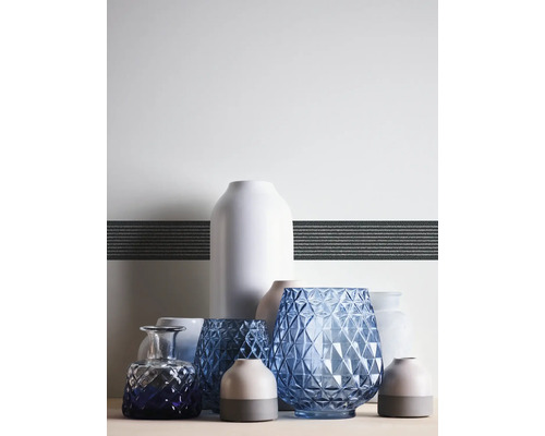 Vaze decorative din sticlă și ceramică, de diferite forme și dimensiuni, pe o suprafață.