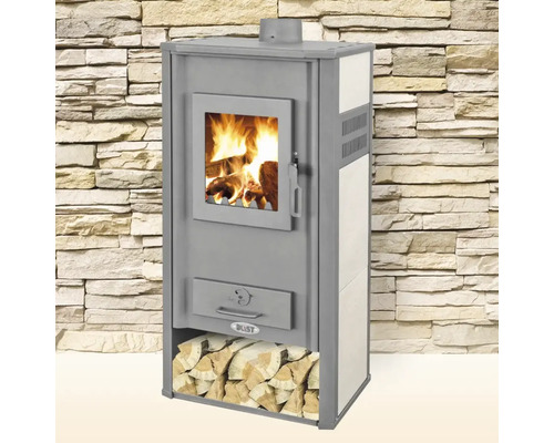 Șemineu cu lemne în fața unui perete de piatră