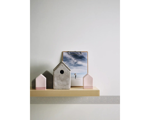 Raft decorativ cu case și o imagine pe un raft.