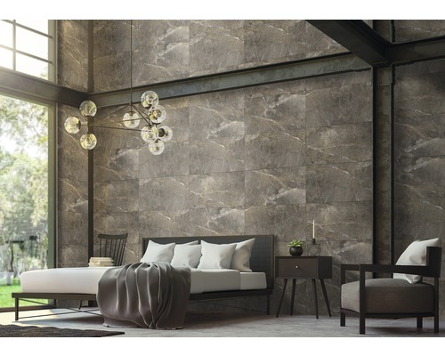 Dormitor modern cu plăci de perete cu aspect de marmură, pat și iluminat