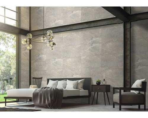 Dormitor cu plăci de perete gri cu aspect de marmură, pat, scaun, fotoliu și lampă