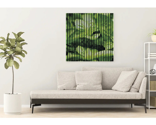 Living cu canapea bej și pictură murală cu motiv vegetal