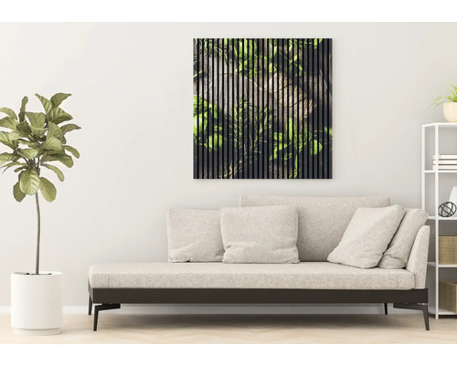 Cameră de zi cu canapea și decorațiuni de perete cu motiv de plante