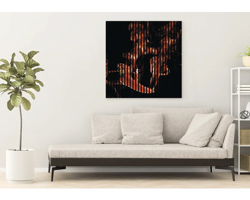 Cameră de zi cu canapea și pictură murală înrămată