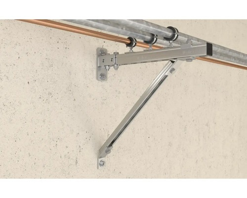 Fixare țeavă pe un perete cu țevi.