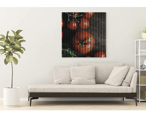 Cameră de zi cu canapea și pictură murală cu motiv de roșii