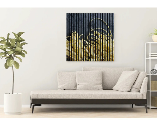 Cameră de zi cu canapea și pictură murală decorativă