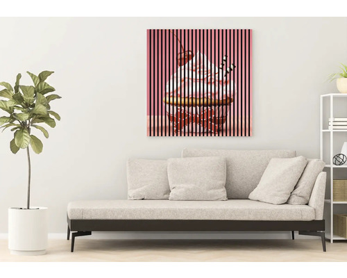 Pânză decorativă cu motiv de brioșă deasupra unei canapele într-un living.