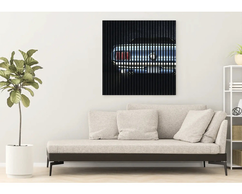 Living cu canapea și tablou de perete cu motiv auto