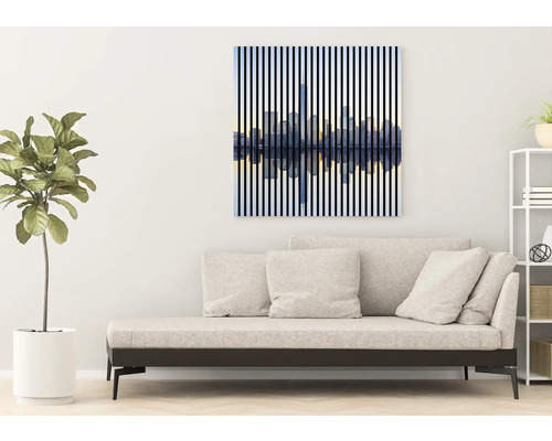 Pânză decorativă cu un peisaj urban întrerupt de dungi verticale, atârnând deasupra unei canapele