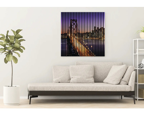 Living cu canapea și o pictură murală cu o vedere a orașului și un pod