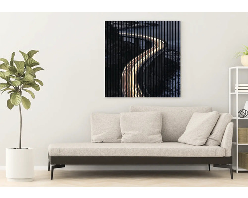 Tablou decorativ de perete deasupra unei canapele într-un spațiu de locuit luminos.