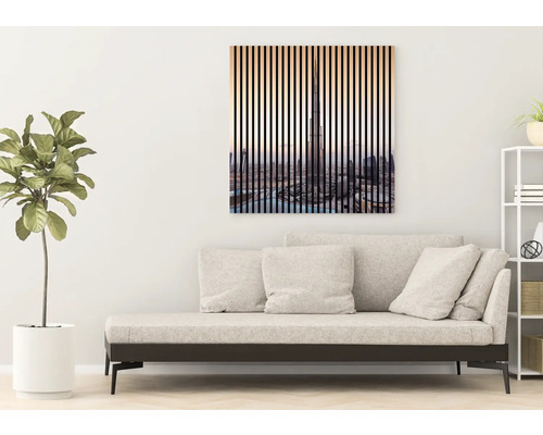 Cameră de zi cu canapea și tablou de perete cu motiv zgârie-nori