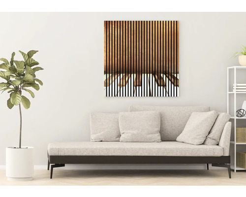 Cameră de zi cu canapea și pictură murală cu model în dungi