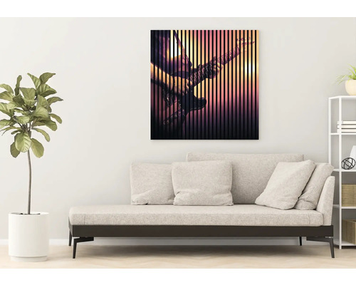 Cameră de zi cu canapea și tablou cu chitară pe perete