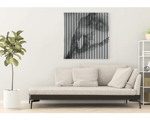 Cameră de zi cu canapea, plantă de apartament și tablou de perete cu model cu dungi