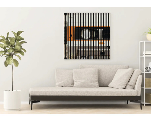 Tablou decorativ de perete cu motiv casetă peste o canapea