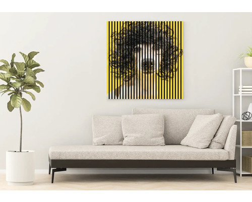 Living cu canapea extensibilă și o imagine galbenă înrămată cu un motiv canin.