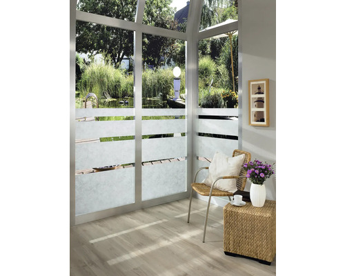 Interior cu folie pentru ferestre, scaun și măsuță laterală cu vază de flori