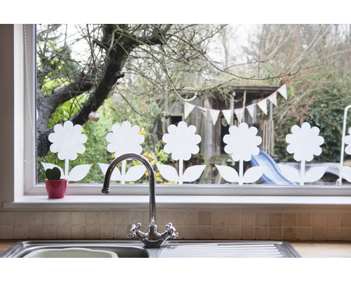 Decoratiune de fereastră cu motive florale, chiuvetă și robinet în prim plan