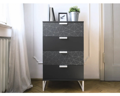 Comodă cu patru sertare, model geometric și mânere metalice