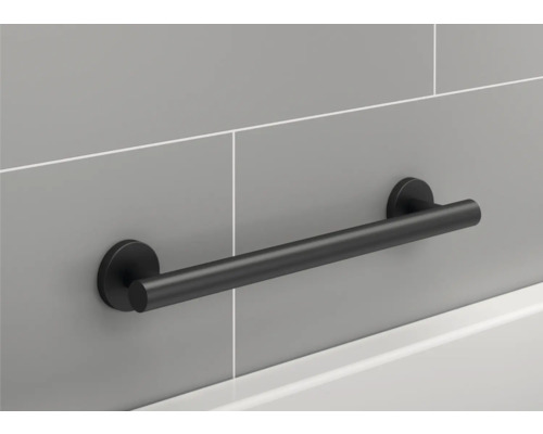 Bară de susținere neagră pe perete gri în baie.