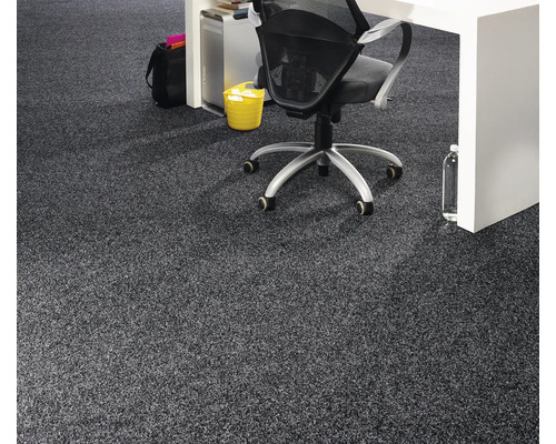 Spațiu de birou cu mochetă gri, birou și scaun de birou