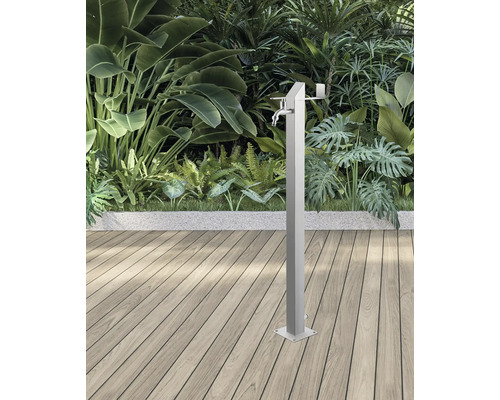 Duș de grădină metalic cu robinet în fața plantelor