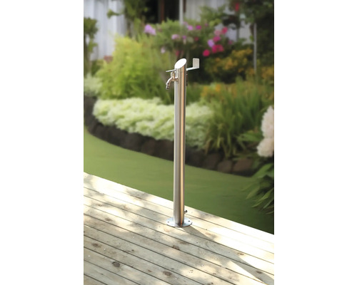 Punct de apă de grădină din oțel inoxidabil cu robinet pe o terasă de lemn