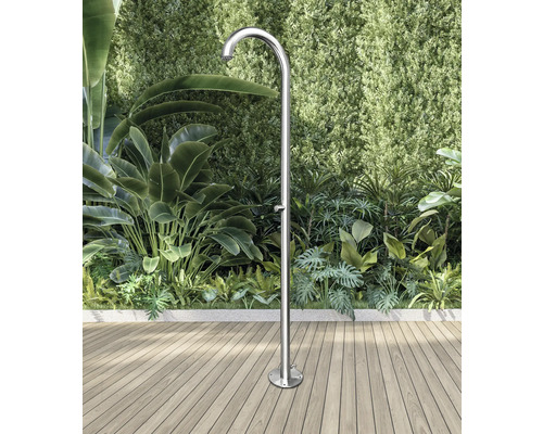 Duș de grădină metalic în fața unui fundal vegetal verde