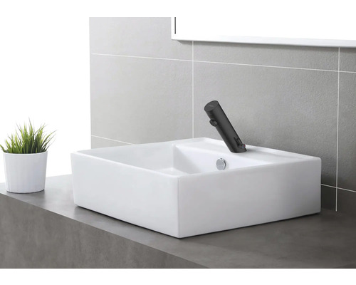 Chiuvetă rectangulară cu montare pe blat și baterie într-o baie modernă.