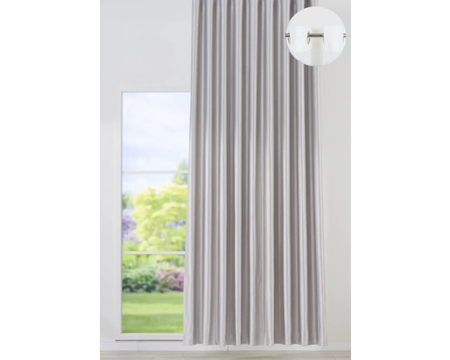 Vedere a unei zone de fereastră cu perdea, inclusiv bandă de draperie
