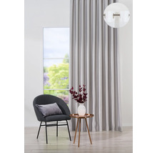 Interior decorativ cu perdea, fotoliu și măsuță laterală pentru designul camerei de zi