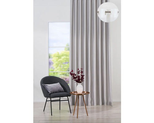Interior decorativ cu perdea, fotoliu și măsuță laterală pentru designul camerei de zi