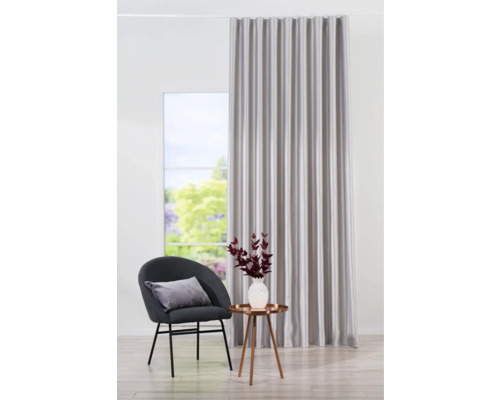 Cortină decorativă lângă scaun și masă