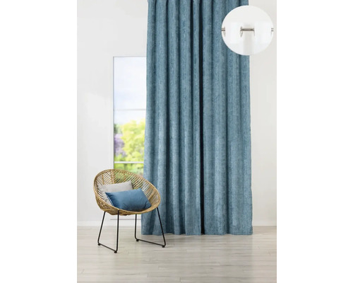 Șaluri decorative cu suspensie cu bandă de încrețire în fața unei ferestre și a unui fotoliu