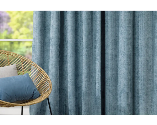 Perdea decorativă din material textil lângă scaunul din ratan