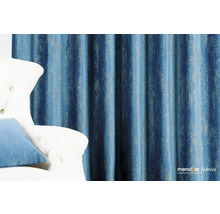 Cortină decorativă cu model și fotoliu