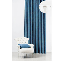 Șaluri decorative cu suspensie cu bandă creponată lângă fotoliu