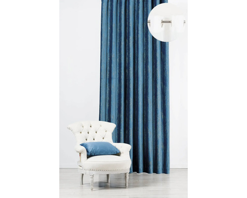 Șaluri decorative cu suspensie cu bandă creponată lângă fotoliu