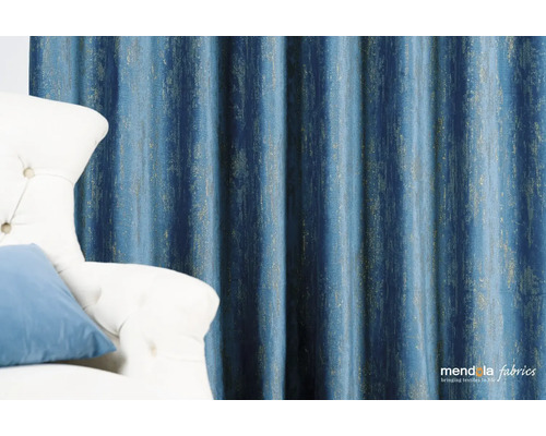 Cortină decorativă albastră cu textură lângă un fotoliu alb