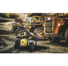 Generator de curent DeWALT în fața basculelor pe un șantier