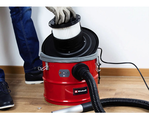 Un bărbat schimbă filtrul unui aspirator umed uscat Einhell.