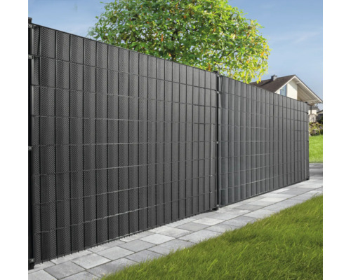 Gard de grădină din plastic închis la culoare, cu structură în fața copacilor