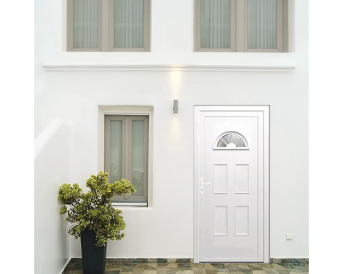 Ușă de intrare albă cu fereastră și panou lateral într-o fațadă luminoasă