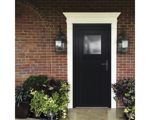 O ușă de intrare cu inserție de sticlă și lămpi laterale pe un zid de cărămidă