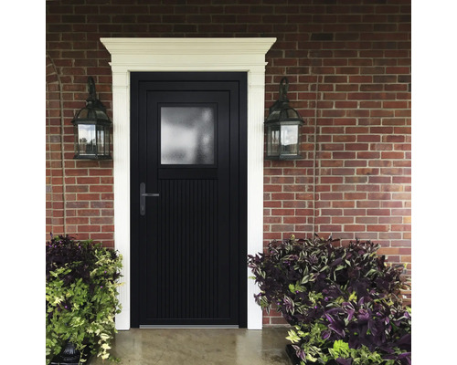 Ușă de intrare neagră cu fereastră și felinare laterale pe un zid de cărămidă